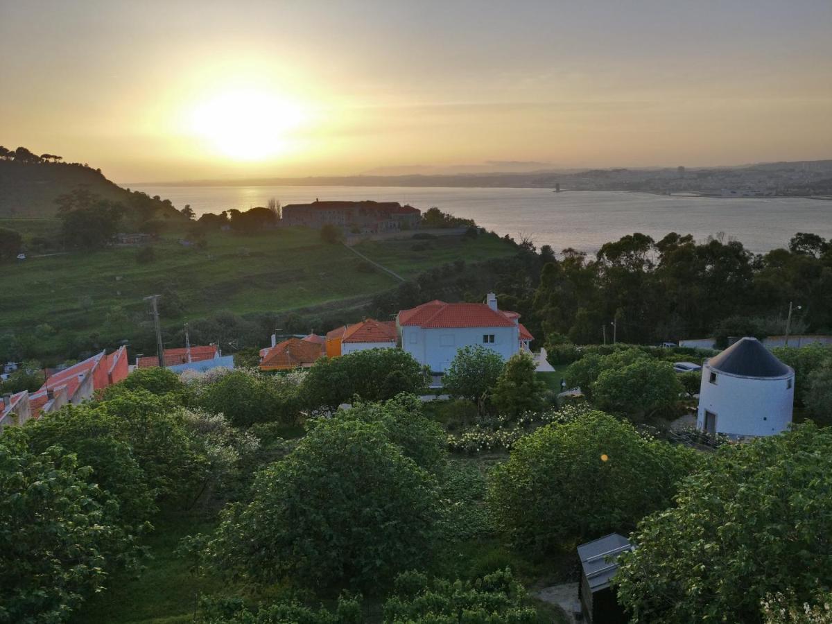 Ola Belem! Cozy Windmill, Stunning Views To Lisboa Bed & Breakfast Caparica Bagian luar foto